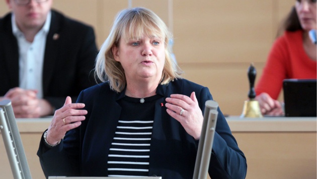 Die CDU-Abgeordnete Katja Rathje-Hoffmann hält eine Rede im Plenarsaal des Schleswig-Holsteinischen Landtages.
