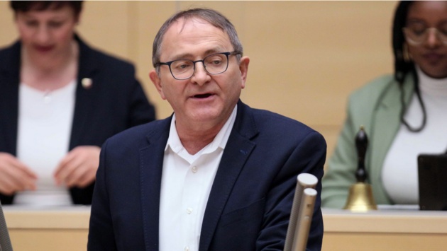 Der Grünen-Abgeordnete Bernd Voß hält eine Rede im Plenarsaal des Schleswig-Holsteinischen Landtages.