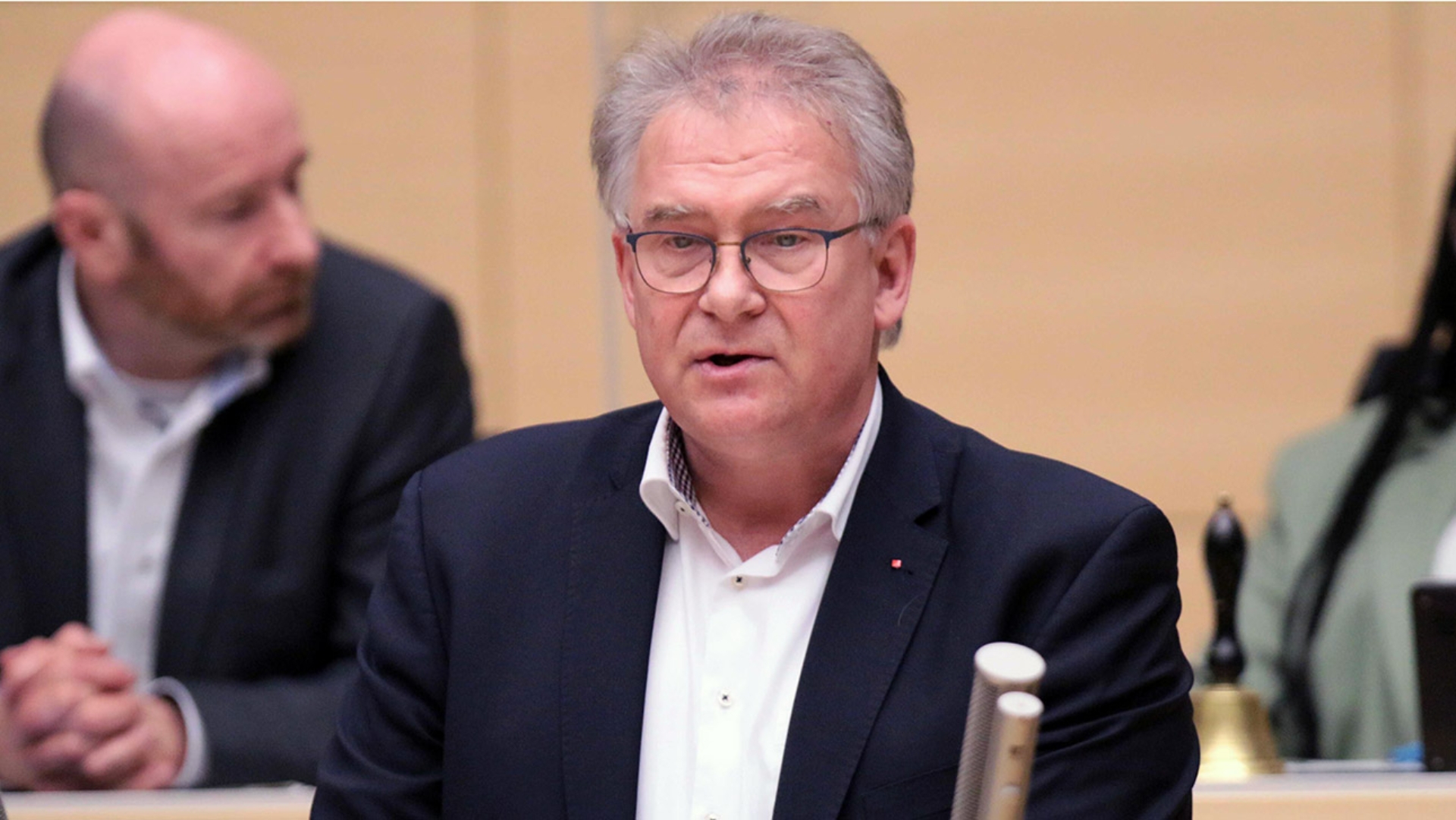 Der SPD-Abgeordnete Stefan Weber hält eine Rede im Plenarsaal des Schleswig-Holsteinischen Landtages.