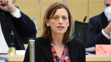 CDU-Bildungsministerin Karin Prien hält eine Rede im Plenarsaal des Schleswig-Holsteinischen Landtages.