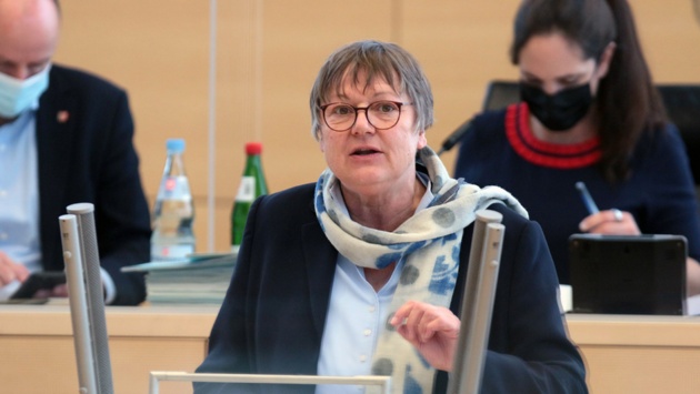 Die SPD-Abgeordnete Kirsten Eickhoff-Weber hält eine Rede im Plenarsaal des Schleswig-Holsteinischen Landtages.