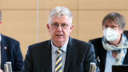 Der FDP-Abgeordnete Jörg Hansen hält eine Rede im Plenarsaal des Schleswig-Holsteinischen Landtages.