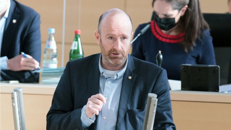 Der CDU-Abgeordnete Peer Knöfler hält eine Rede im Plenarsaal des Schleswig-Holsteinischen Landtages.