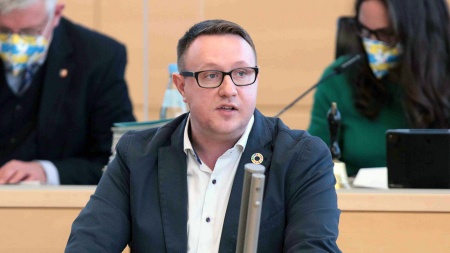 Der SSW-Abgeordnete Christian Dirschauer hält eine Rede im Plenarsaal des Schleswig-Holsteinischen Landtages.