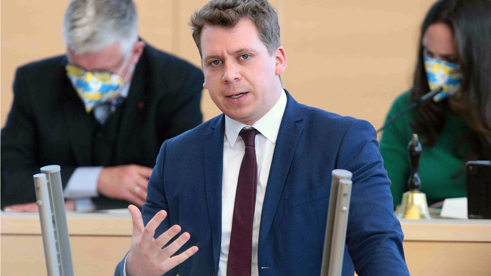 Der Grünen-Abgeordnete Joschka Knuth hält eine Rede im Plenarsaal des Schleswig-Holsteinischen Landtages.