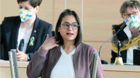 Die SPD-Fraktionsvorsitzende Serpil Midyatli hält eine Rede im Plenarsaal des Schleswig-Holsteinischen Landtages.