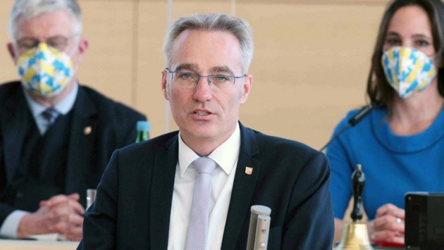 Der CDU-Abgeordnete Tim Brockmann hält eine Rede im Plenarsaal des Schleswig-Holsteinischen Landtages.