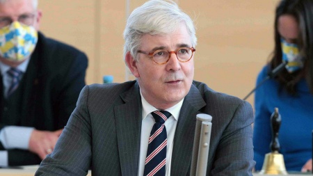Der FDP-Abgeordnete Jan Marcus Rossa hält eine Rede im Plenarsaal des Schleswig-Holsteinischen Landtages.