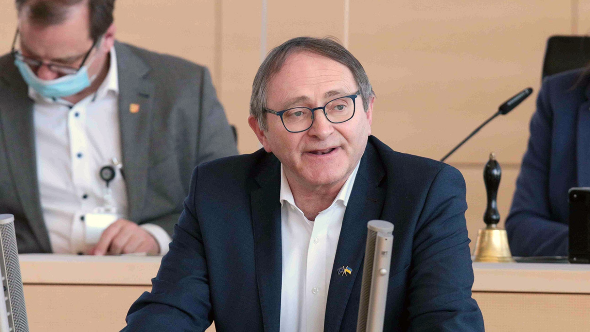 Der Grünen-Abgeordnete Bernd Voß hält eine Rede im Plenarsaal des Schleswig-Holsteinischen Landtages.