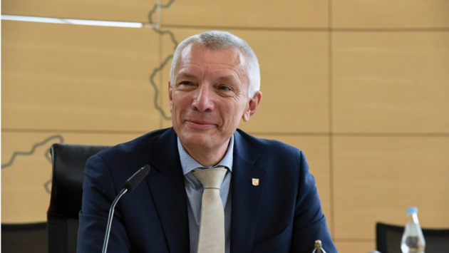 Alterspräsident Peter Lehnert eröffnet die erste Sitzung der neuen Wahlperiode im Schleswig-Holsteinischen Landtag.