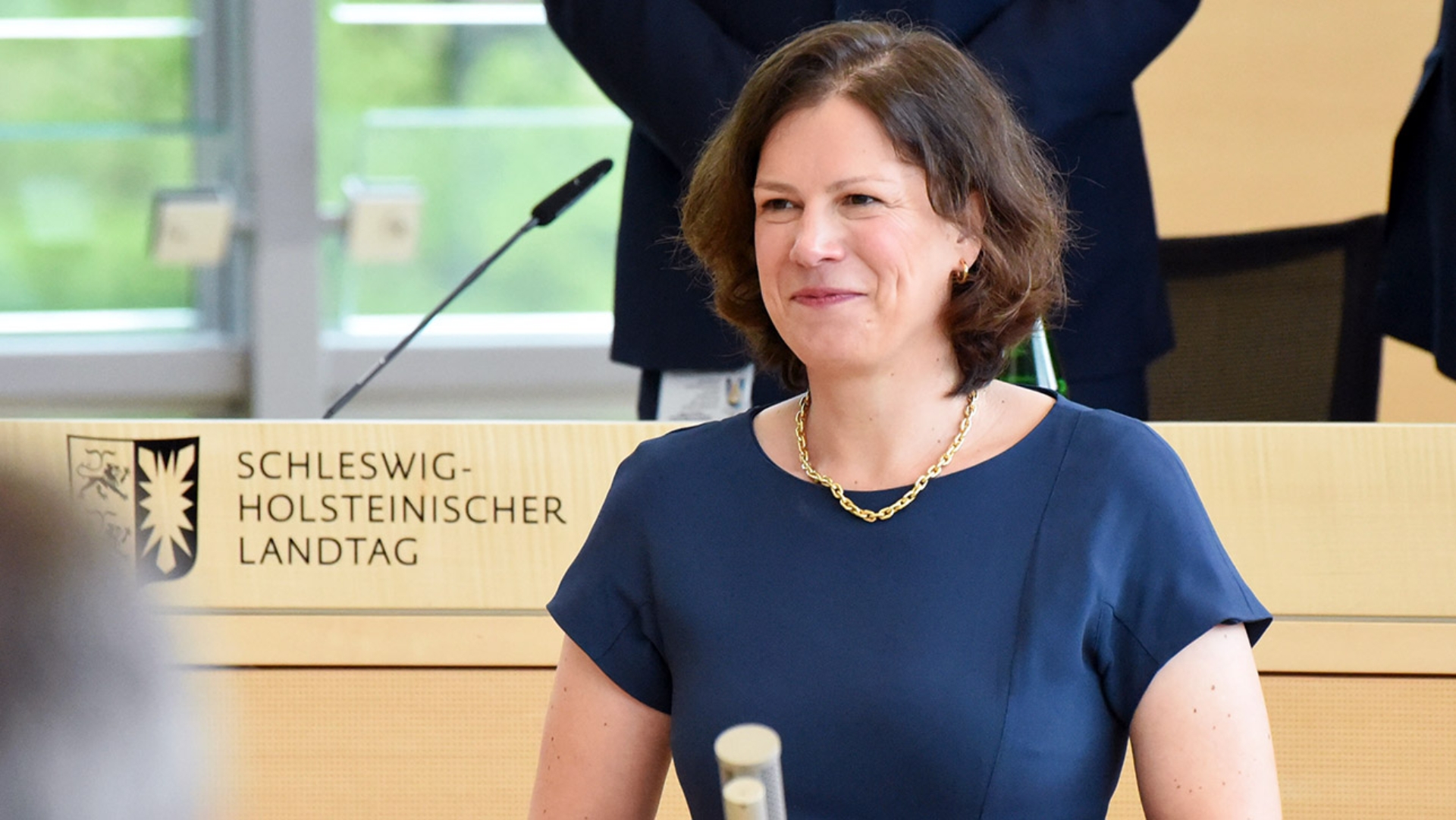 Bewegt mit einem Lächeln im Gesicht nimmt die neue Landtagspräsidentin Kristina Herbst die Glückwünsche des Plenums entgegen.