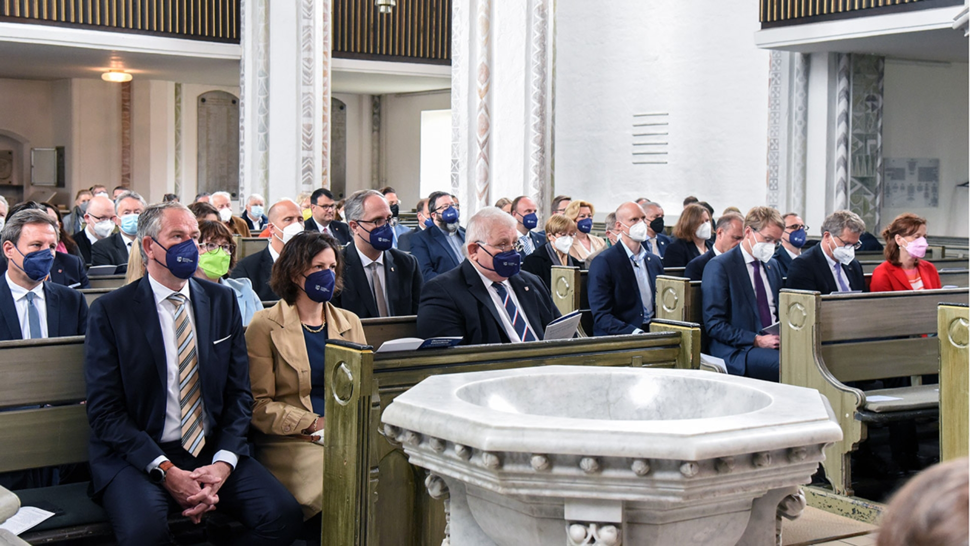 Zahlreiche Landespolitiker, darunter Kristina Herbst und Klaus Schlie, im Gottesdienst in der Kieler Pauluskirche.