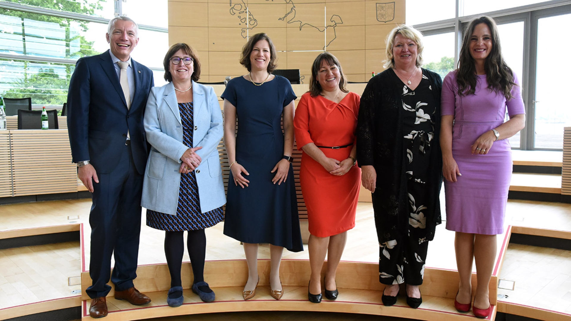 Die Landtagspräsidentin Herbst und die gewählten Vizepräsidenten präsentieren sich der Presse im Plenarsaal.