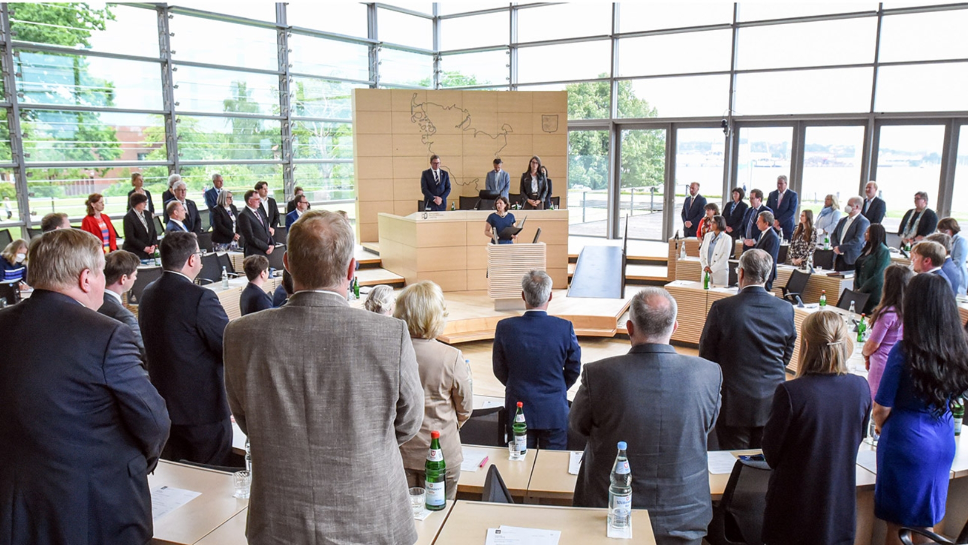 Stehend sprechen die Abgeordneten im Plenarsaal die Eidesformel nach, die Kristina Herbst vorspricht.