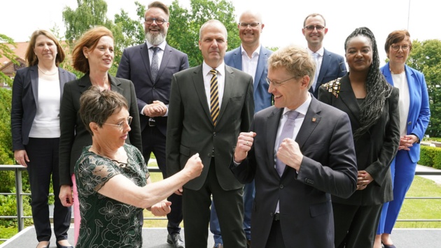 Das Bild zeigt das neue Kabinett: Daniel Günther (vorne r, CDU), Ministerpräsident von Schleswig-Holsteins, und Monika Heinold (vorne l, Bündnis 90/Die Grünen), Finanzministerin und stellvertretende Ministerpräsidentin von Schleswig-Holstein, stehen vor den Kabinettsmitgleidern (l-r) Kerstin von der Decken (CDU), Ministerin für Justiz und Gesundheit, Karin Prien (CDU), Ministerin für Bildung, Wissenschaft, Forschung und Kultur, Claus Ruhe Madsen (parteilos), Minister für Wirtschaft, Verkehr, Arbeit, Technologie und Tourismus, Werner Schwarz (CDU), Minister für Landwirtschaft, ländliche Räume, Europa und Verbraucherschutz, Tobias Goldschmidt (Bündnis 90/Die Grünen), Minister für Energiewende, Klimaschutz, Umwelt und Natur, Dirk Schrödter (CDU), Chef der Staatskanzlei, Aminata Touré (Bündnis 90/Die Grünen), Ministerin für Soziales, Jugend, Familie, Senioren, Integration und Gleichstellung, und Sabine Sütterlin-Waack (CDU), Ministerin für Inneres, Kommunales, Wohnen und Sport.