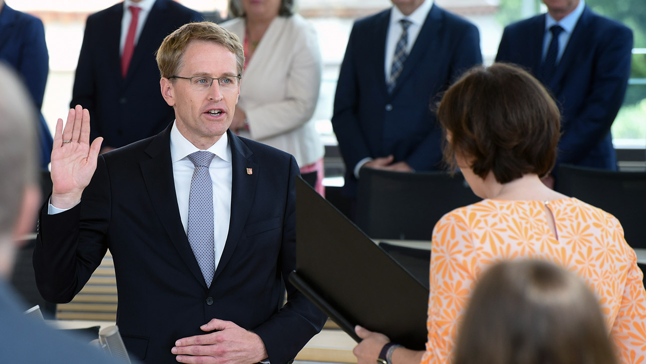 Daniel Günther spricht den Amtseid vor Landtagspräsidentin Kristina Herbst. 