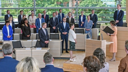 Vereidigung der Minister im Plenarsaal: Landtagspräsidentin Kristina Herbst verliest die Eidesformel, die Regierungsmitglieder hören stehend zu.