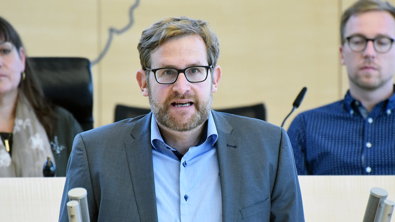 Der Grünen-Abgeordnete Jan kürschner hält eine Rede im Plenarsaal des Landtages.
