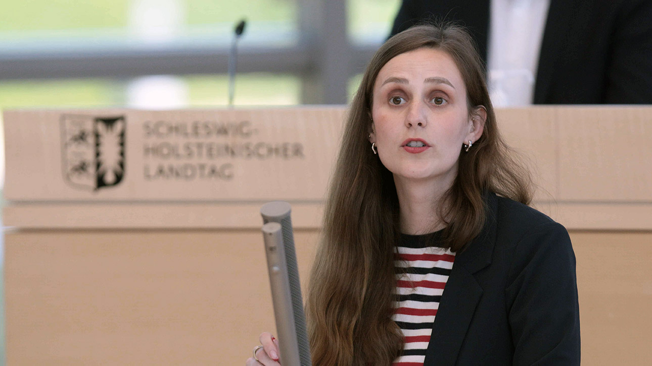 Die SPD-Abgeordnete Sophia Schiebe hält eine Rede im Plenarsaal des Landtages.