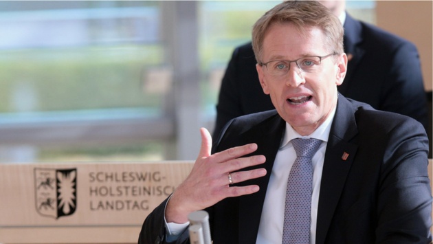 CDU-Ministerpräsident Daniel Günther hält eine Rede im Plenarsaal des Landtages