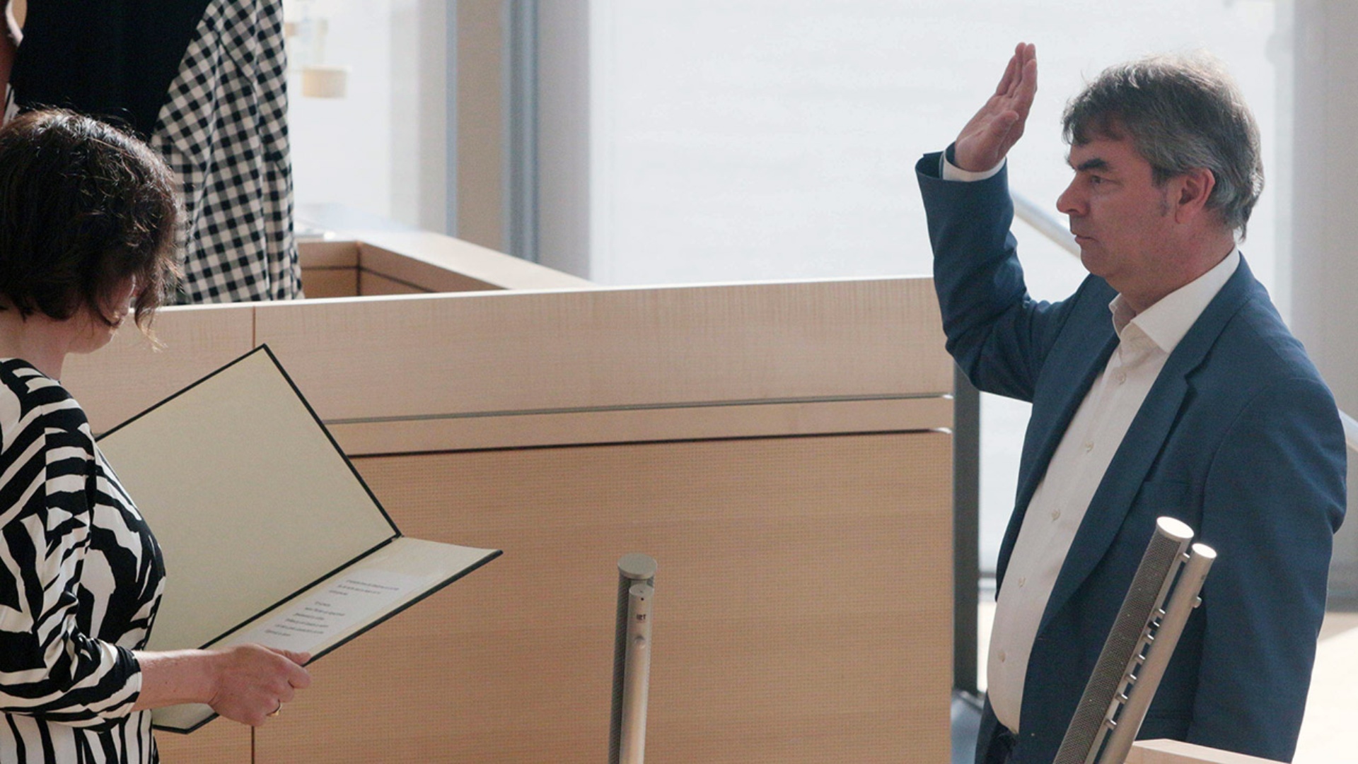 Der Grünen-Abgeordnete Oliver Brandt spricht Landtagspräsidentin Herbst im Plenarsaal die Eidesformel nach.