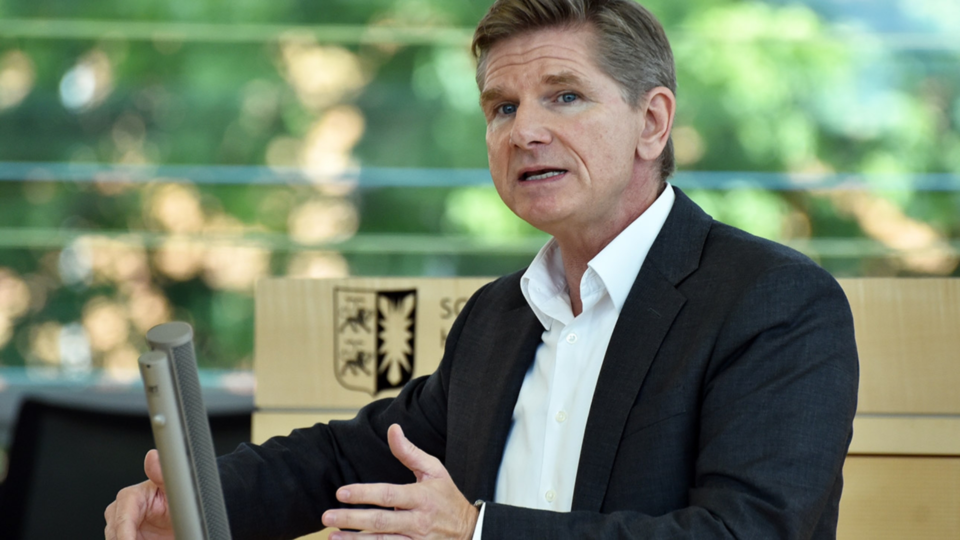 Der FDP-Abgeordnete Heiner Garg hält eine Rede im Plenarsaal des Landtages.