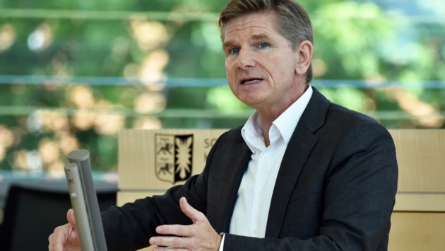 Der FDP-Abgeordnete Heiner Garg hält eine Rede im Plenarsaal des Landtages.