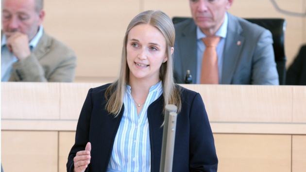 Die CDU-Abgeordnete Birte Glißmann hält eine Rede im Plenarsaal des Landtages.