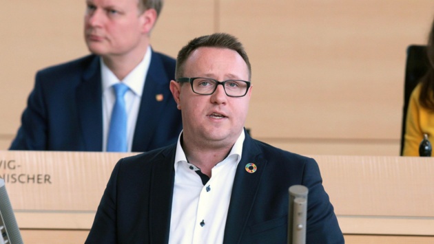 Der SSW-Abgeorednete Christian Dirschauer hält eine Rede im Plenarsaal des Schleswig-Holsteinischen Landtages.