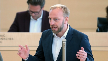 Der SPD-Abgeordnete Niclas Dürbrook hält eine Rede im Plenarsaal des Schleswig-Holsteinischen Landtages.