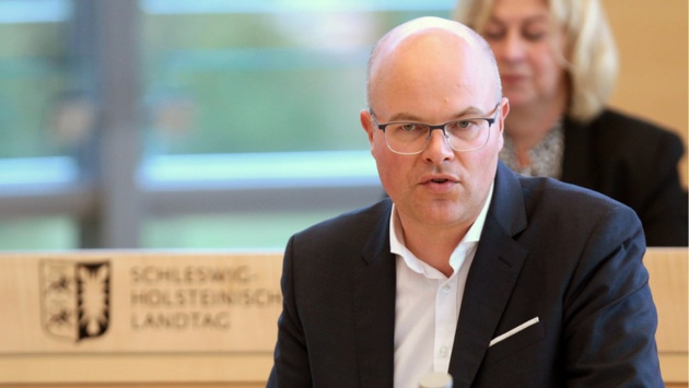 Grünen-Umweltminister Tobias Goldschmidt hält eine Rede im Plenarsaal des Schleswig-Holsteinischen Landtages.