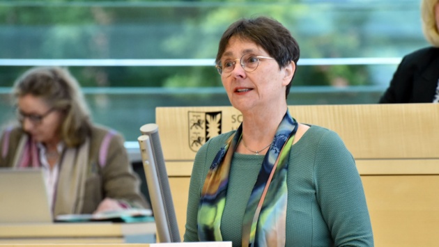 Grünen-Finanzministerin Monika Heinold hält eine Rede im Plenarsaal des Schleswig-Holsteinischen Landtages.