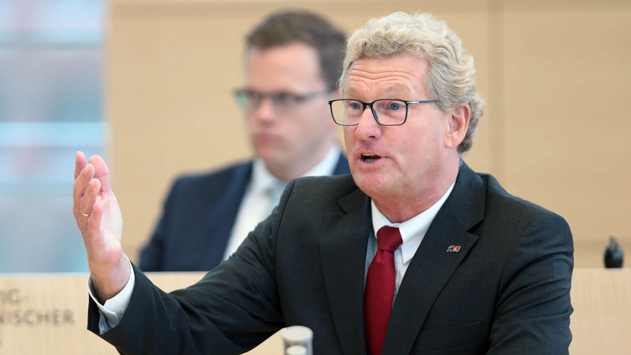 Der FDP-Abgeordnete Bernd Buchholz hält eine Rede im Plenarsaal des Schleswig-Holsteinischen Landtag.