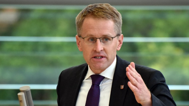 CDU-Ministerpräsident Daniel Günther hält eine Rede im Plenarsaal des Schleswig-Holsteinischen Landtages