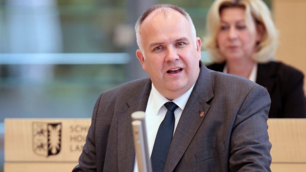 Der CDU-Abgeordnete Hauke Hansen hält eine Rede im Plenarsaal des Schleswig-Holsteinischen Landtages.