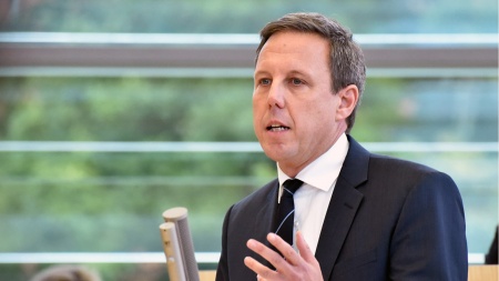SPD-Oppositionsführer Thomas Losse-Müller hält eine Rede im Plenarsaal des Schleswig-Holsteinischen Landtages