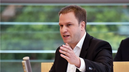 Der FDP-Fraktionsvorsitzende Christopher Vogt hält eine Rede im Plenarsaal des Schleswig-Holsteinischen Landtages