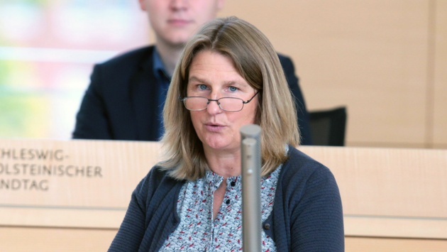 Die Grünen-Abgeordnete Silke Backsen hält eine Rede im Plenarsaal des Schleswig-Holsteinischen Landtages