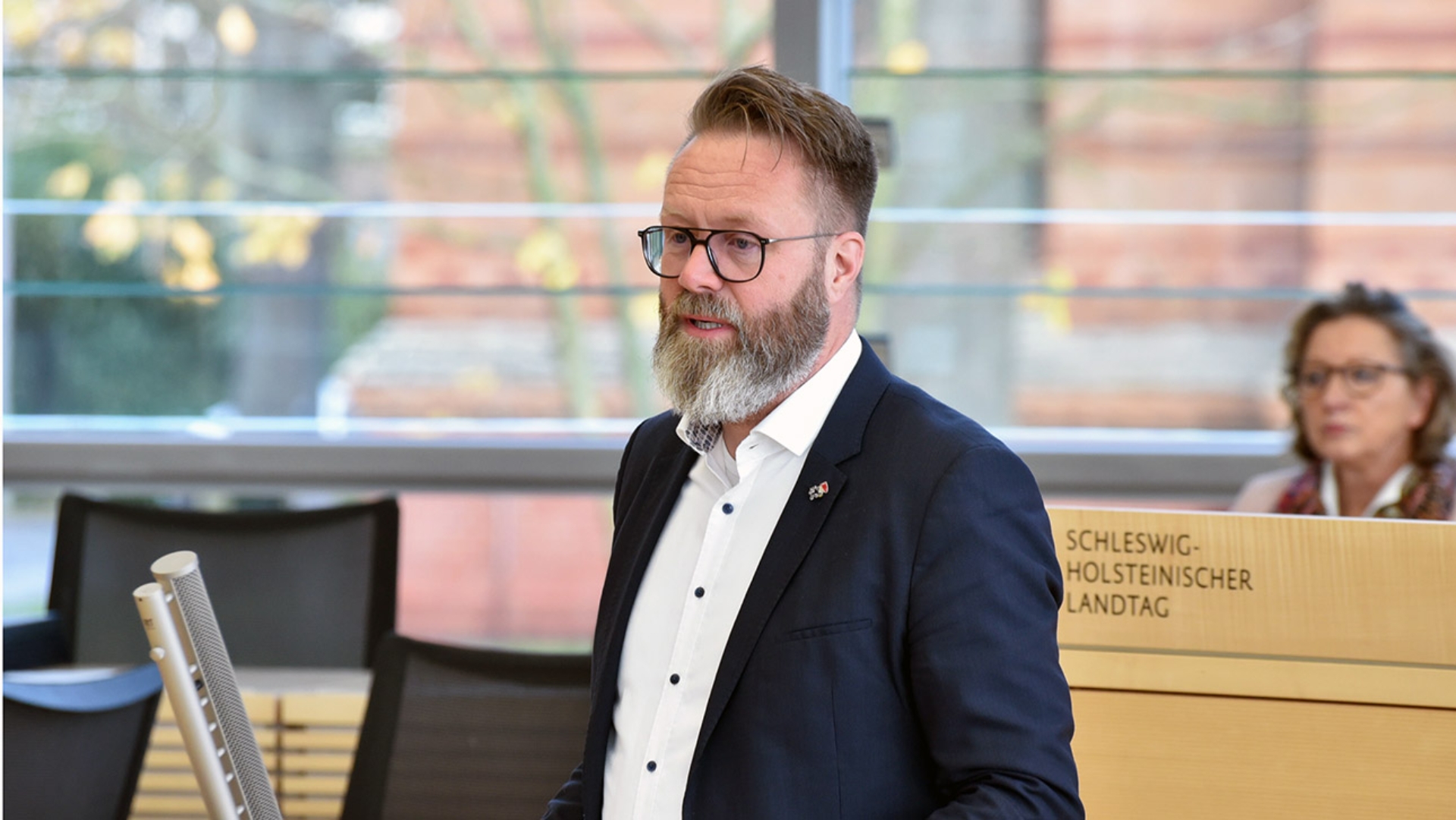 Der parteilose Wirtschaftsminister Clus Ruhe Madsen hält eine Rede im Plenarsaal des Schleswig-Holsteinischen Landtages.