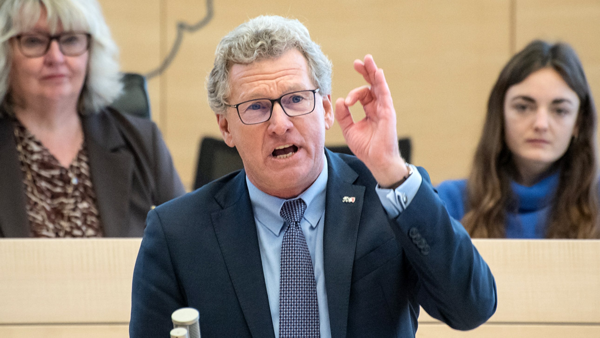 Der FDP-Abgeordnete Bernd Buchholz hält eine Rede im Plenarsaal des Schleswig-Holsteinischen Landtages.