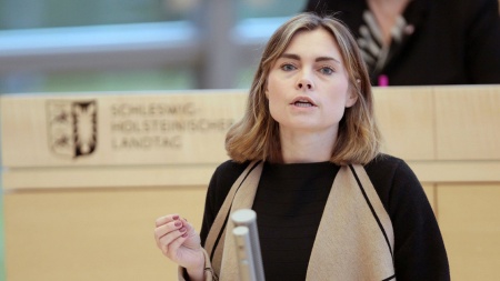 Die Grünen-Abgeordnete Catharina Nies hält eine Rede im Plenarsaal des Schleswig-Holsteinischen Landtages.
