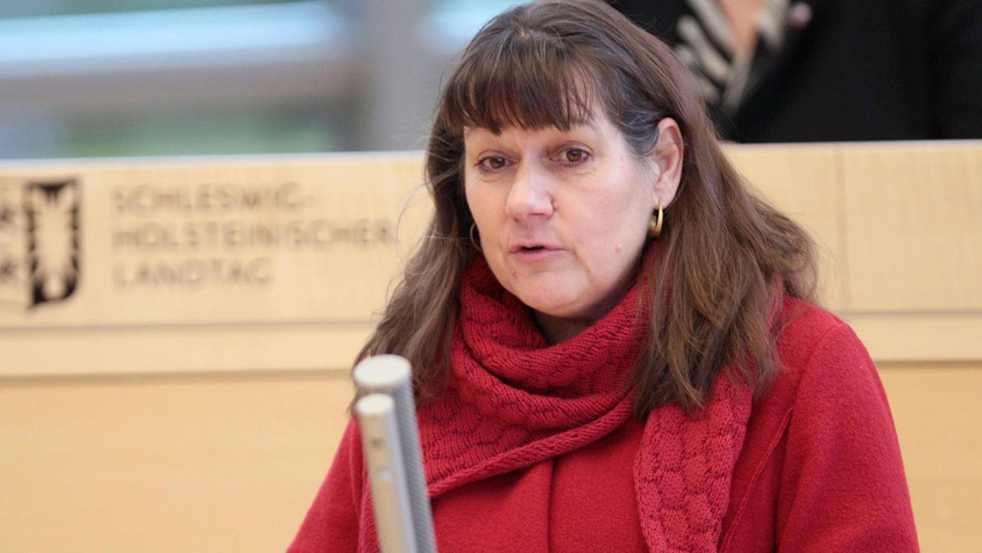 Die SPD-Abgeordnete Beate Raudies hält eine Rede im Plenarsaal des Schleswig-Holsteinischen Landtages.