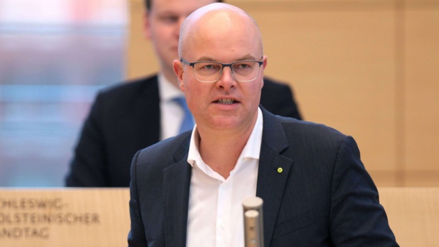 Grünen-Umweltminister Tobias Goldschmidt hält im Plenarsaal des Schleswig-Holsteinischen Landtages eine Rede. 