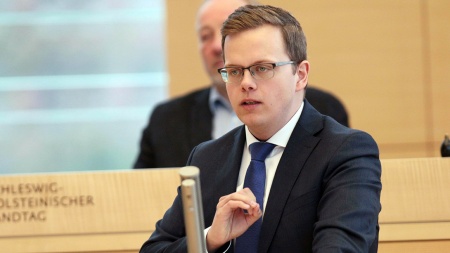Der CDU-Abgeordnete Michel Deckmann hält eine Rede im Plenarsaal des Schleswig-Holsteinischen Landtages.