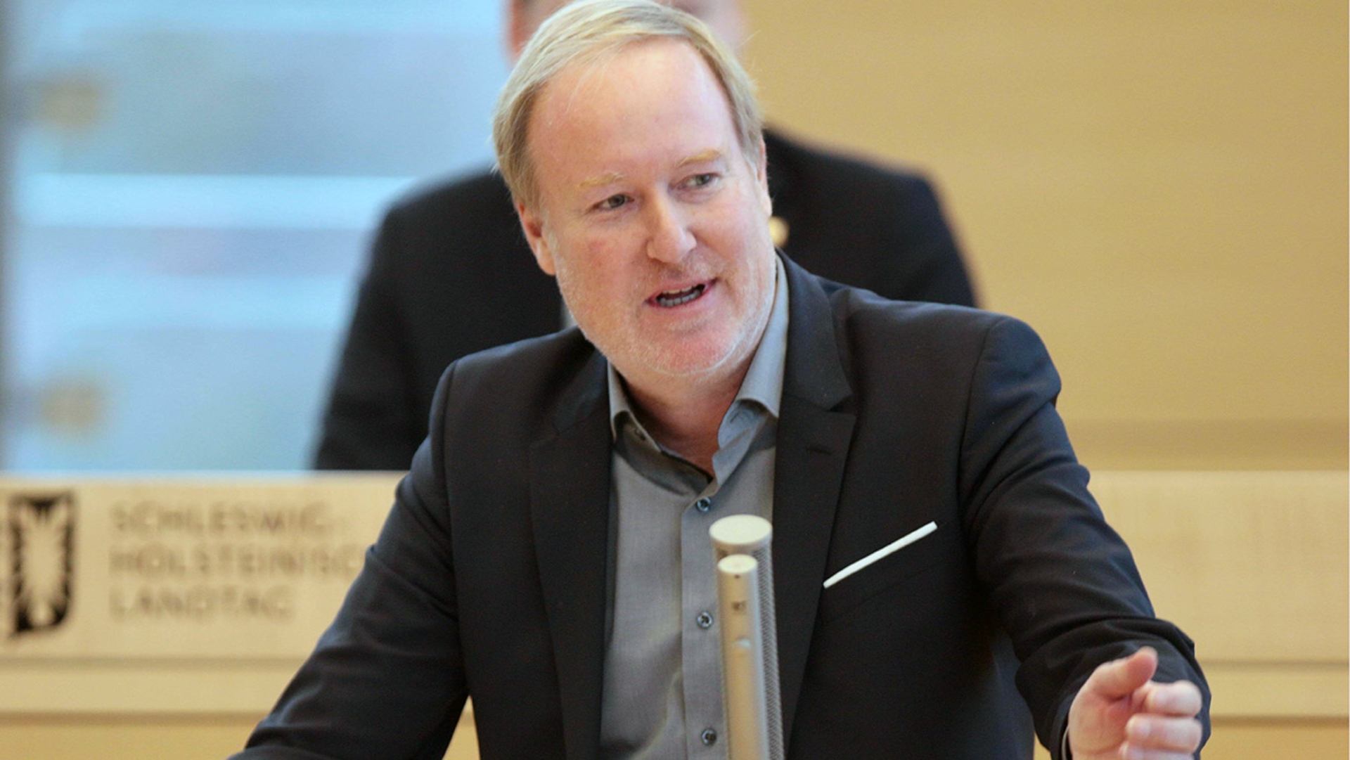 Der SPD-Abgeordnete Marc Timmer hält eine Rede im Plenarsaal des Schleswig-Holsteinischen Landtes.