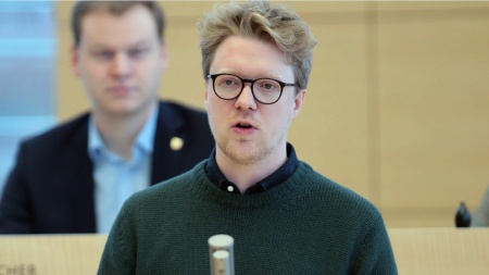 Der Grünen-Fraktionsvorsitzende Lasse Petersdotter hält eine Rede im Plenarsaal des Schleswig-Holsteinischen Landtages. 