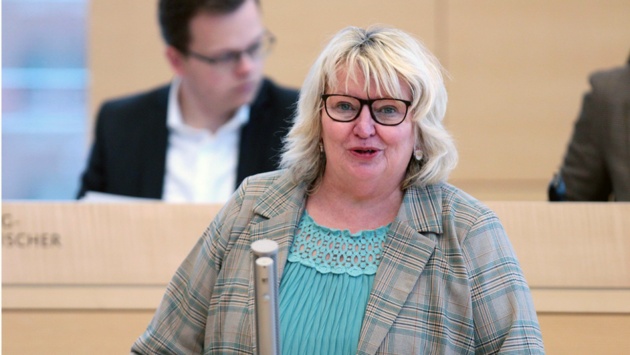 Die SSW-Abgeordnete Jette Waldinger-Thiering hält eine Rede im Plenarsaal des Schleswig-Holsteinischen Landtages.