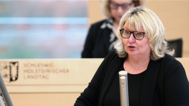 Die SSW-Abgeordnete Jette Waldinger-Thiering hält eine Rede im Plenarsaal des Schleswig-Holsteinischen Landtages.