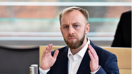 Der SPD-Abgeordnete Niclas Dürbrook hält eine Rede im Plenarsaal des Schleswig-Holsteinischen Landtages.