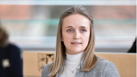 Die CDU-Abgeordnete Birte Glißmann hält eine Rede im Plenarsaal des Schleswig-Holsteinischen Landtages.